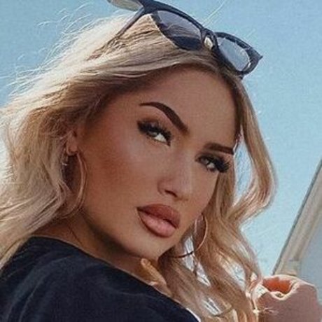 lu isaa porno nackten bild