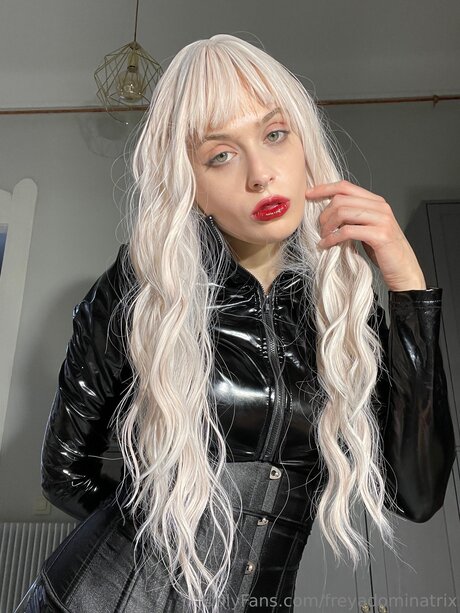 Freyadominatrix kunst nackt galerien