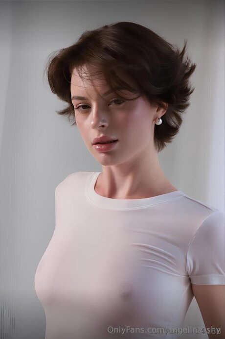 Angelina Shy erotische freie bilder