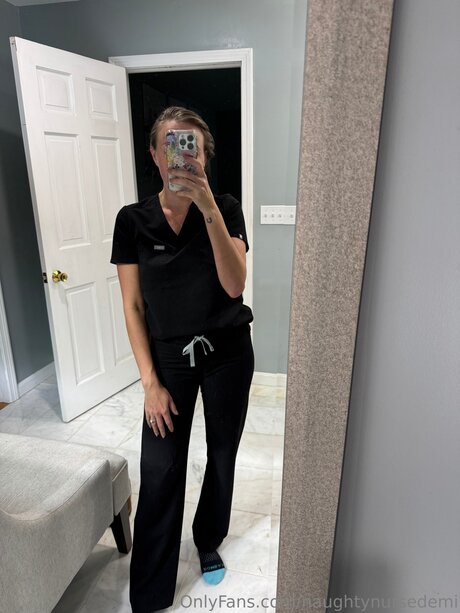 Naughtynursedemi hübsche nackte bild