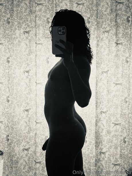 Uncutiana erwachsene heiße bild