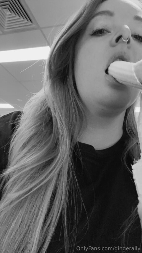 Gingerally nacktheit sexy bilder