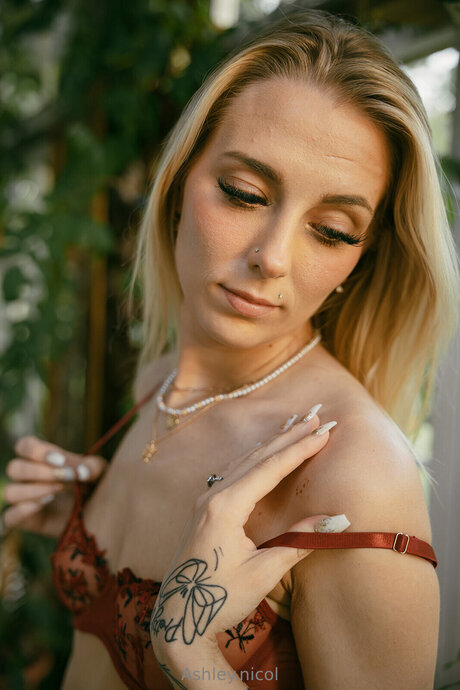 Ashley Nicol model top foto