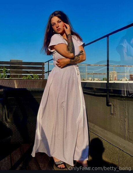 Betty Bong erwachsene nackte fotos