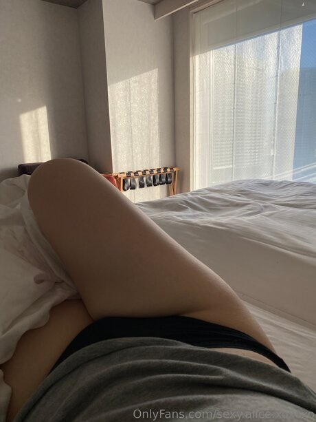 Sexy Alice Xoxoxo nacktheit porno foto