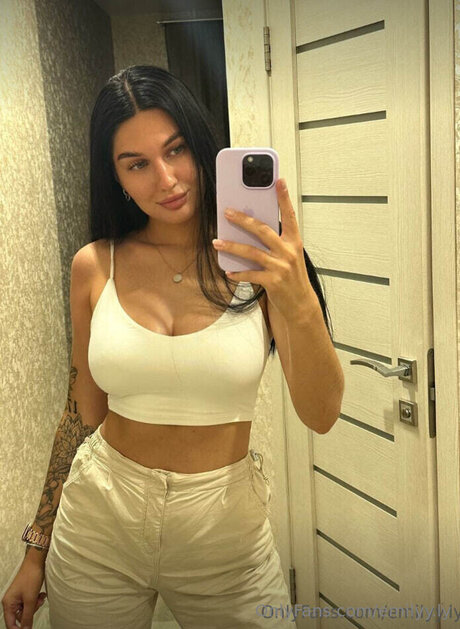 Emilyy Ly model perfekte bild