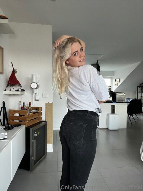Bellablondofficial erotische pornostar bild