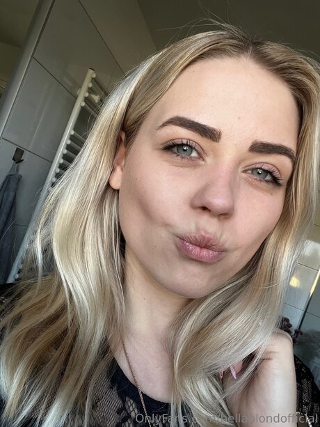 Bellablondofficial schauspielerin schöne galerien