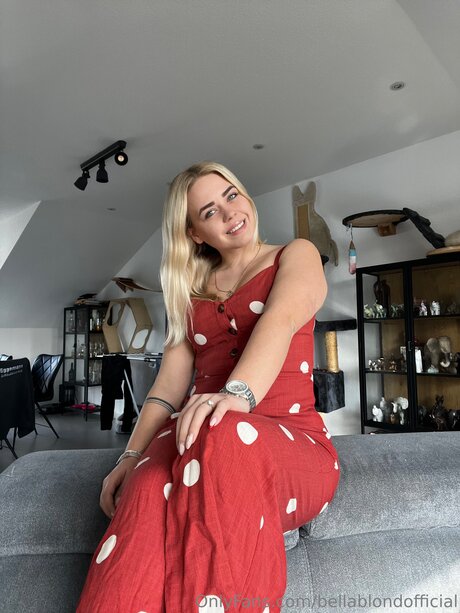 Bellablondofficial perfekte nackte bilder