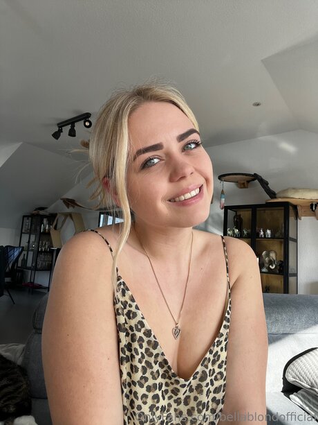 Bellablondofficial porno pornostar bild