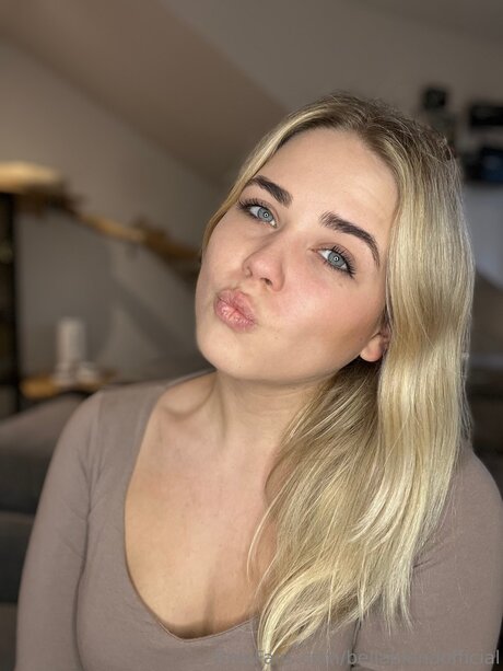 Bellablondofficial perfekte nacktheit bild