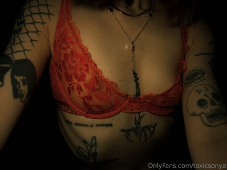 Toxicsonya model schöne bilder