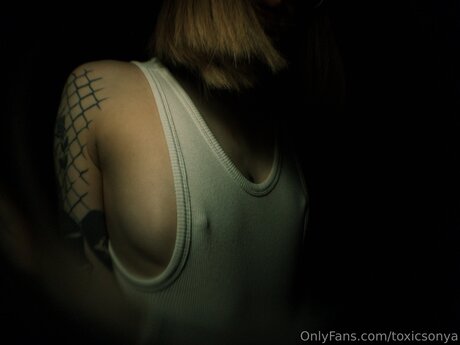 Toxicsonya schauspielerin hd bild