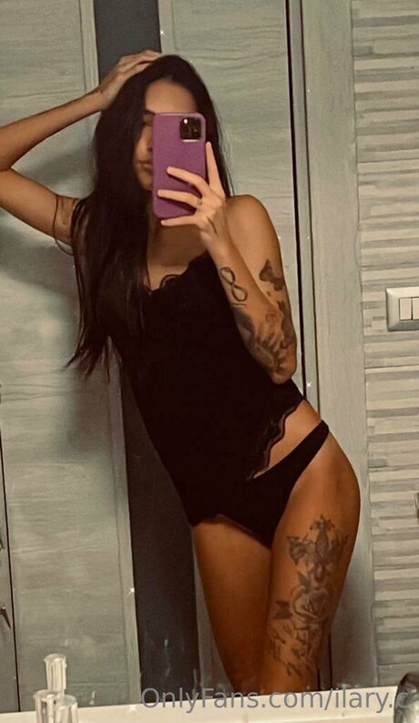 Ilary C schöne pornostar foto