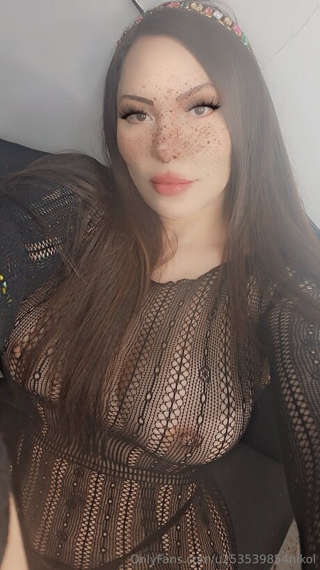 U253539854nikol model galerie