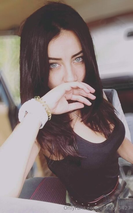 U490645427 nackt nette bild