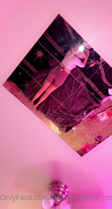 Blonde Mami Rose kostenlose pornostar bilder