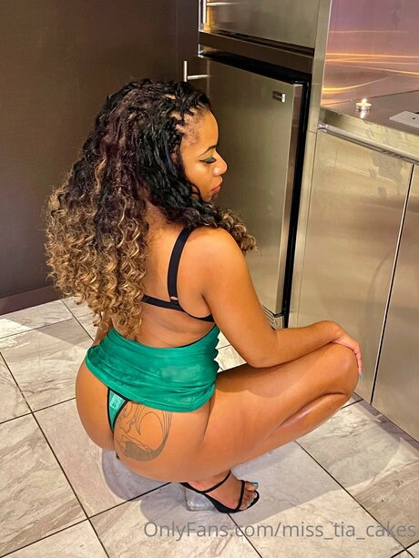 Miss Tia Cakes model exklusive archiv