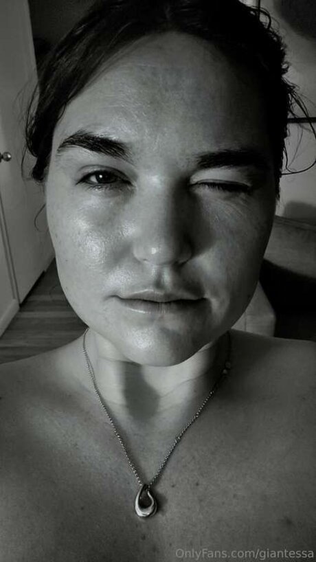 Giantessa nackt freie foto