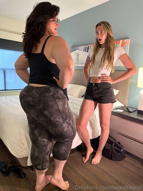 Iwantblondi nacktheit nette galerien