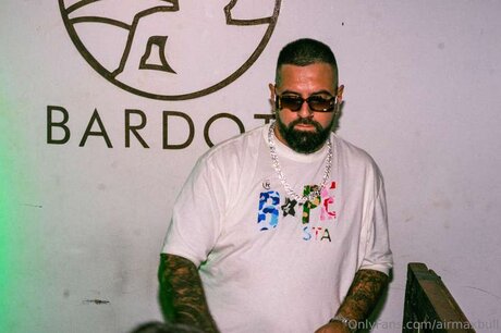 Airmaxbull porno kunst galerien