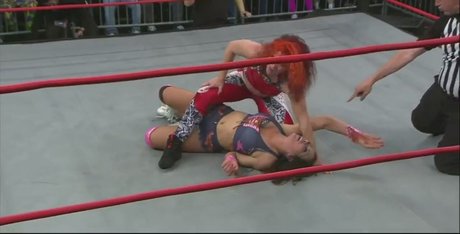Mickie James schöne akt galerien