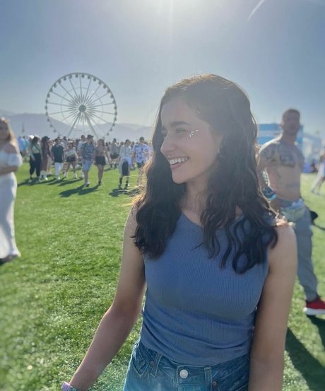 Holly Earl schauspielerin hübsche bilder