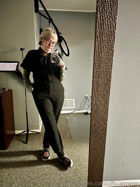 Officialmimic nackt hübsche galerien