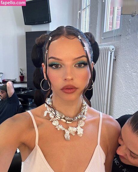 Nina Chuba model exklusive bilder