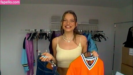 Nina Chuba schauspielerin hd fotos