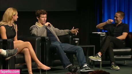 Grace Van Patten perfekte akt galerien