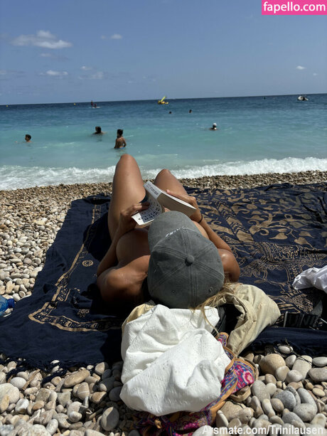 Trinilausen model akt foto