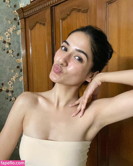 Ojasvi Sharma top pornographische bilder