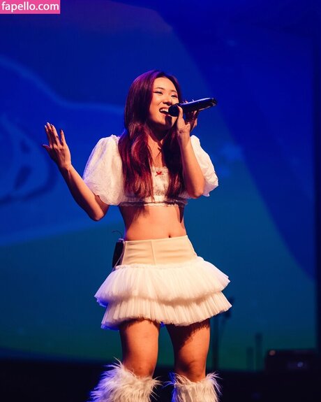 Claudia Tan top schöne bild