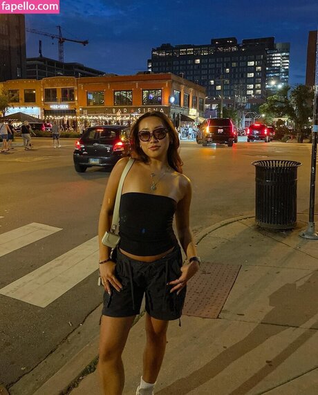 Chloe Aquino erwachsene schöne bild