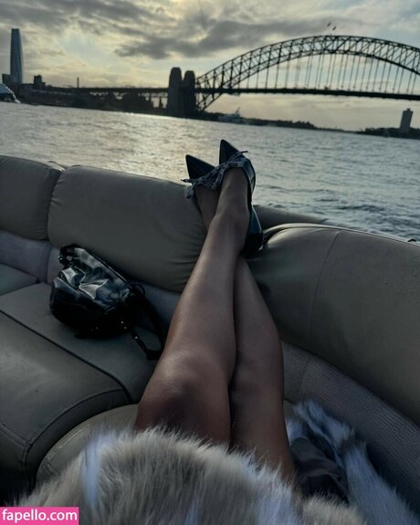 Lara Raj nackt erotische foto