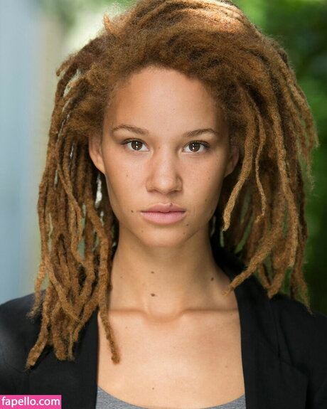 Ayoola Smart hd nackten galerien