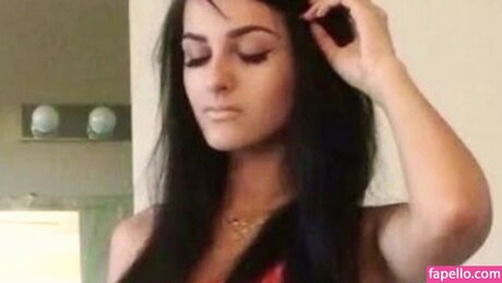 Sssniper Wolf hübsche nackten fotos