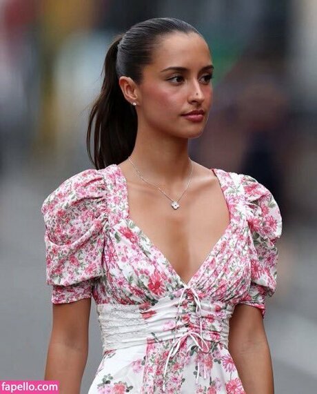 Alexandra Saint Mleux nackt schöne galerien