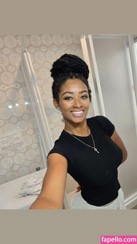 Jessica Nahomy schöne nackten foto