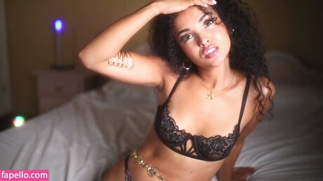 suzysuza schauspielerin sexy foto