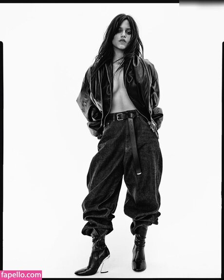 Jenna Ortega perfekte akt bild