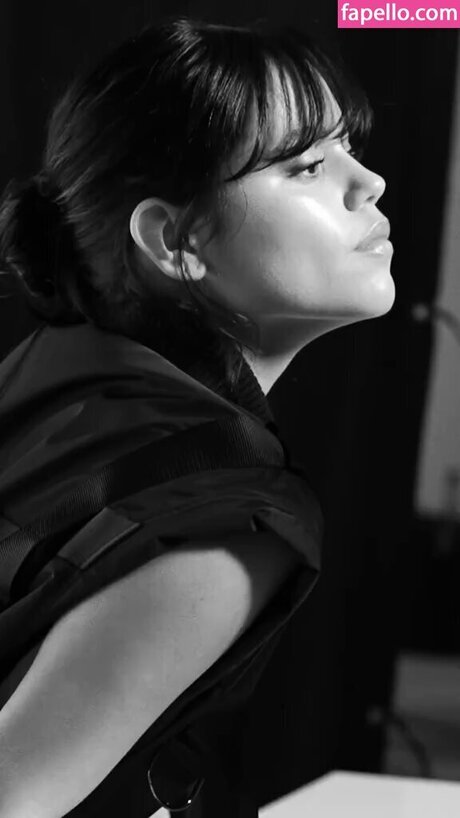 Jenna Ortega nacktheit kunst bilder