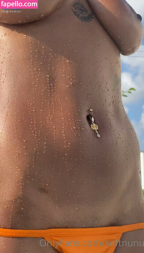 Nura Habib sexy foto