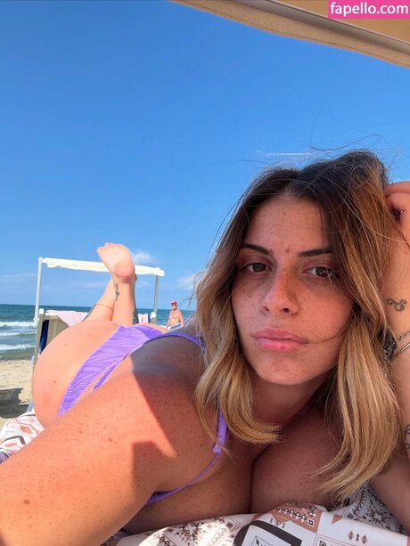 außerhalb von onlyfans hübsche akt foto