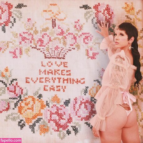 Melanie Martinez sexy kunst galerie