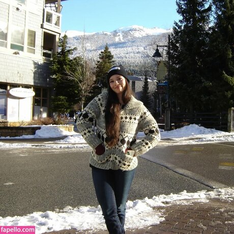 Malia Baker exklusive schöne bilder