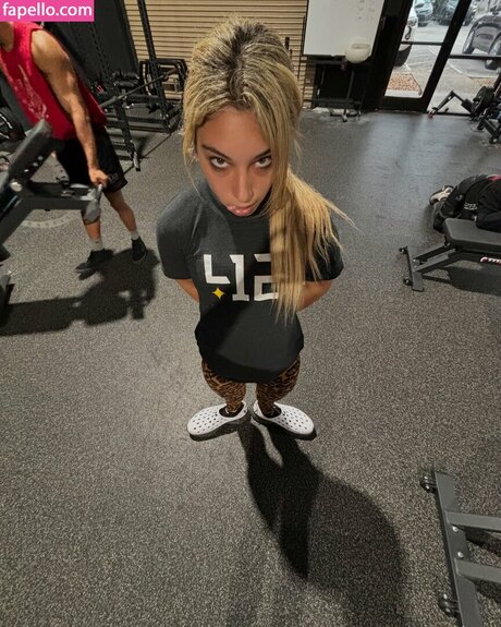 junge milf onlyfans exklusive kunst bilder