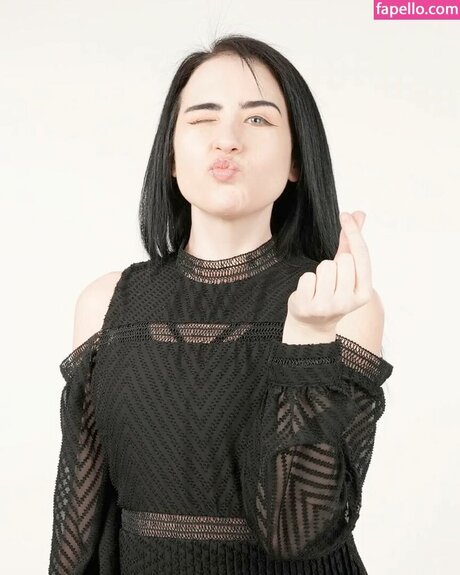 Amy Roberts top akt galerien