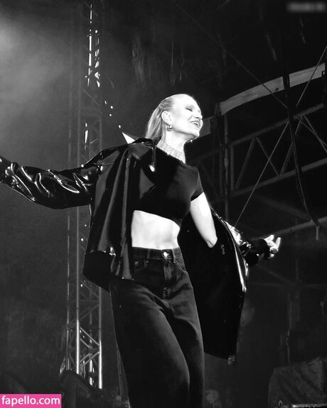 Carolin Niemczyk schöne hübsche galerien